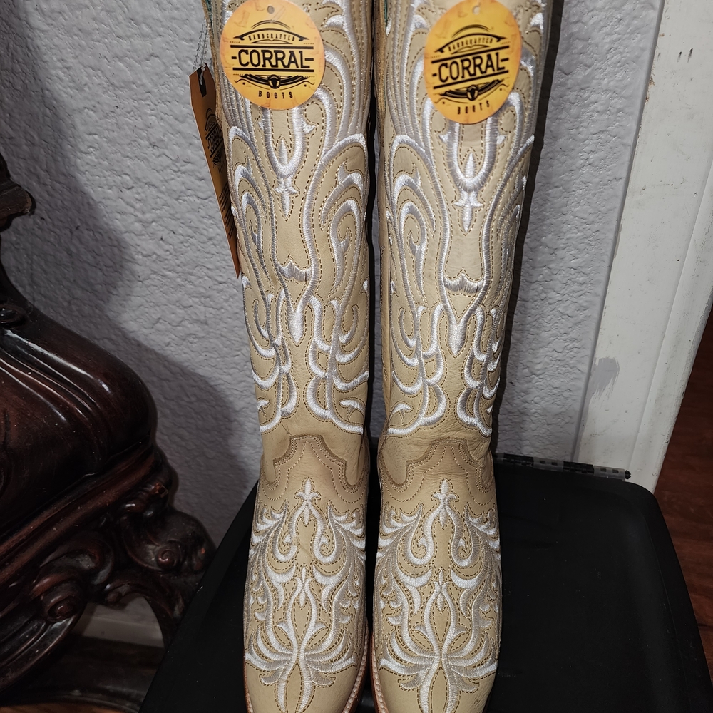 Corral Beige Embroidered Cowboy Boots
